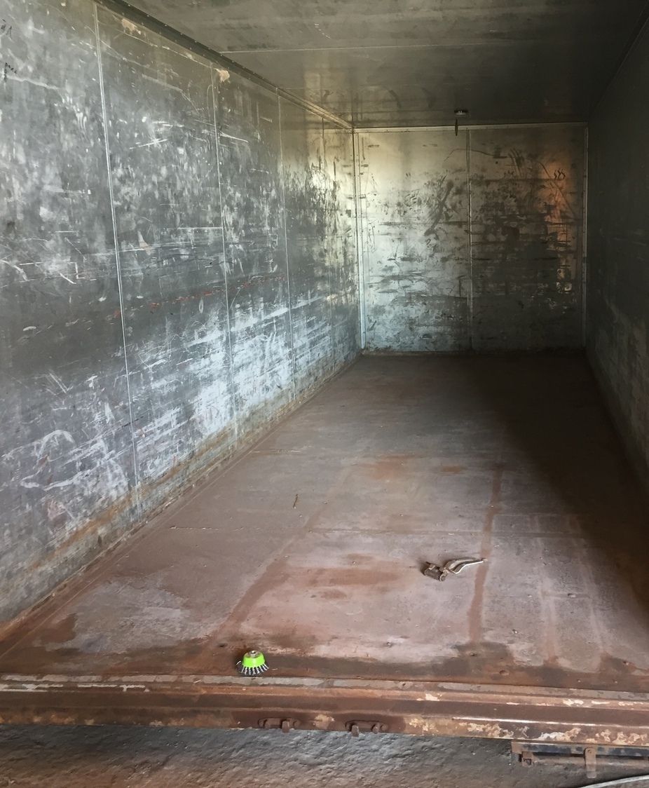 Ржавление пола и проёма ворот фургона Ржавление пола и проёма ворот фургона